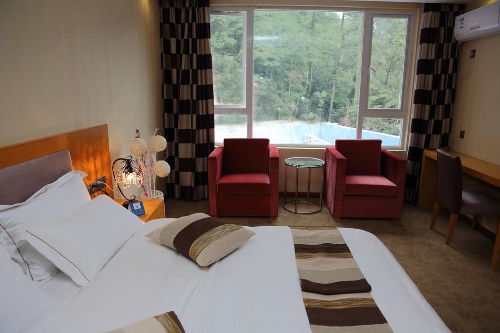 Panshan Tingquan Tuwo Holiday Resort Leshan Ruang foto